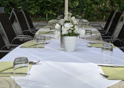 Tafel im Gartenlokal